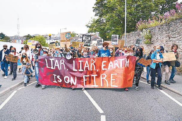 環保團體在英國法爾茅灣舉橫額示威。