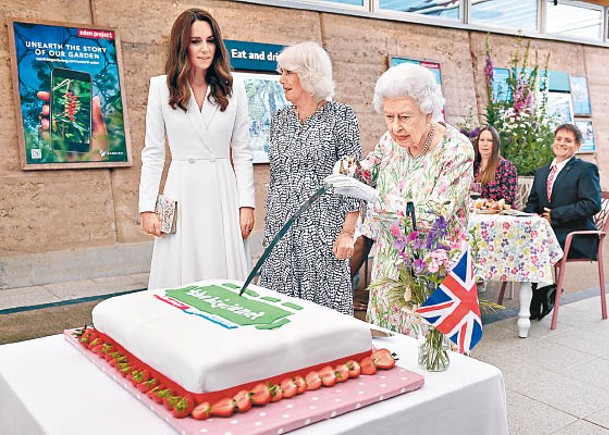 英女王伊利沙伯二世切蛋糕時有些費勁。<br>（Getty Images圖片）