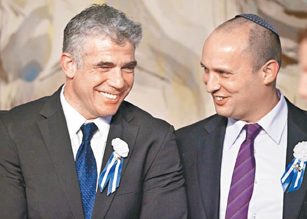 拉皮德（左）與貝內特（右）成功籌組聯合政府。（Getty Images圖片）