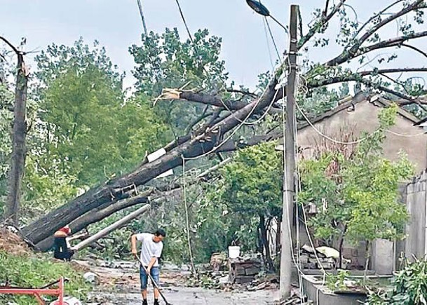 大雨龍捲風襲江蘇兩鎮12傷  毀90屋
