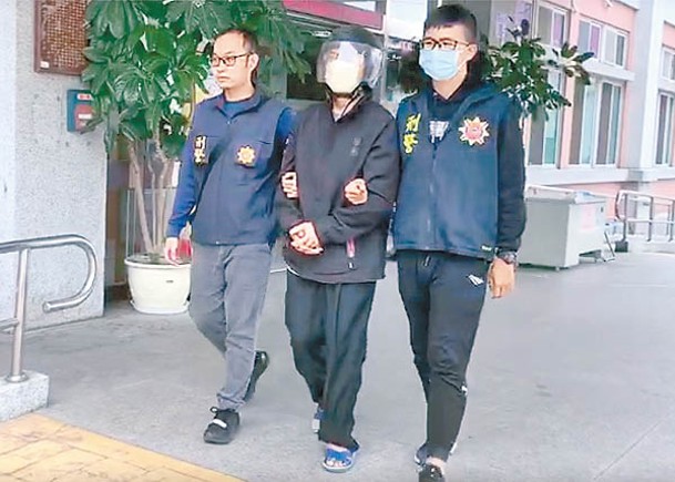 陳男（中）於去年被捕。