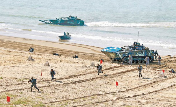 解放軍海軍陸戰隊舉行搶灘演習。