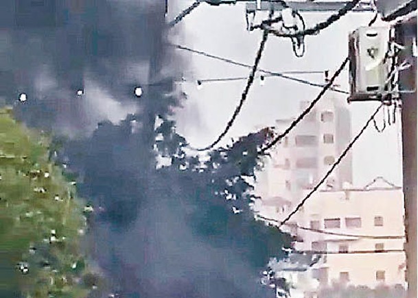 警民衝突期間，有警車被襲起火焚燒。