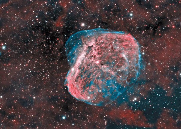 美國科羅拉多州的業餘天文愛好者迪斯科姆（Russell Discombe）與兩名友人，早前利用望遠鏡和相機，耗時30小時拍攝一張眉月星雲（Crescent Nebula）的照片。該照片上周四獲美國太空總署選為當日的「每日一天文圖」。