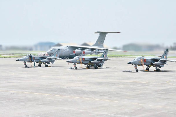 印軍:印度空軍出動美洲豹攻擊機參與演習。