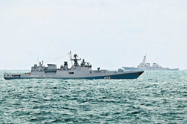 俄軍護衞艦伊森上將號在黑海監視遠方的美軍艦隻。