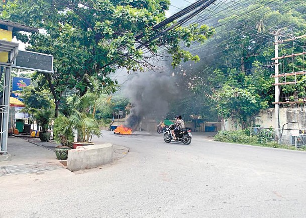 曼德勒有市民焚燒輪胎，阻止政府軍前進。