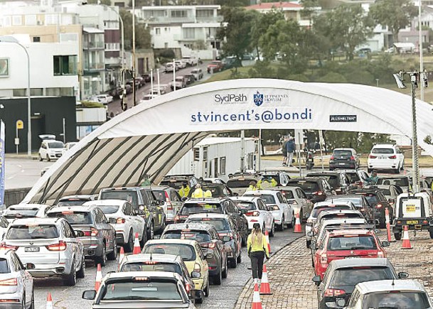 澳洲悉尼民眾駕車前往邦迪沙灘接受新冠病毒檢測。（Getty Images圖片）