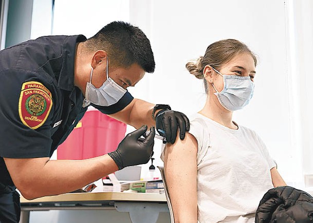 美國三藩市市民接種新冠疫苗。（中新社圖片）