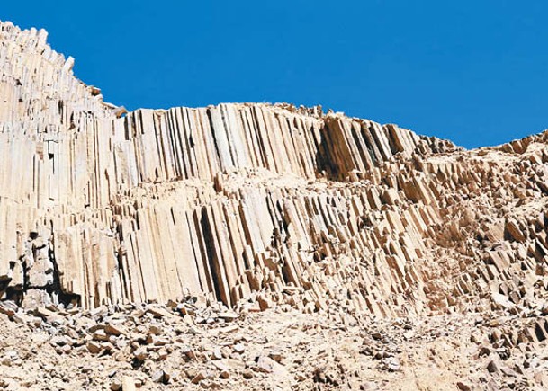 青海現2.2億年火山岩柱狀節理群
