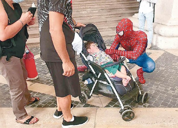 維拉爾迪塔（右）常扮蜘蛛俠逗樂孩童。