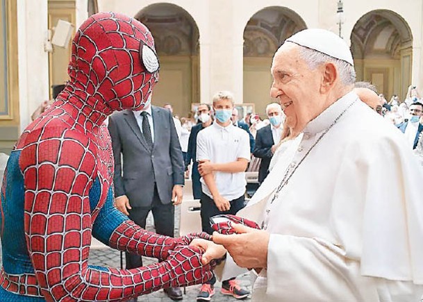 蜘蛛俠見教宗  盼為病童祈禱