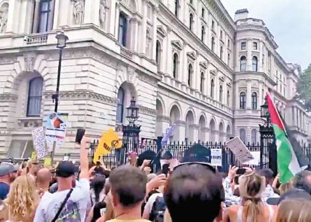 倫敦萬人反封城示威  殃及首相府