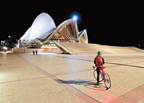 封城令下，悉尼歌劇院外遊人稀少。（Getty Images圖片）