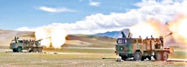 解放軍西藏軍區展開實彈演練。