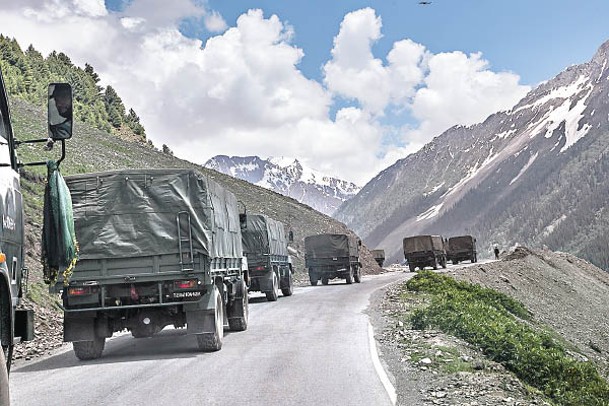 印度軍方載有增援部隊及補給品的車隊現身中印邊境。（Getty Images圖片）