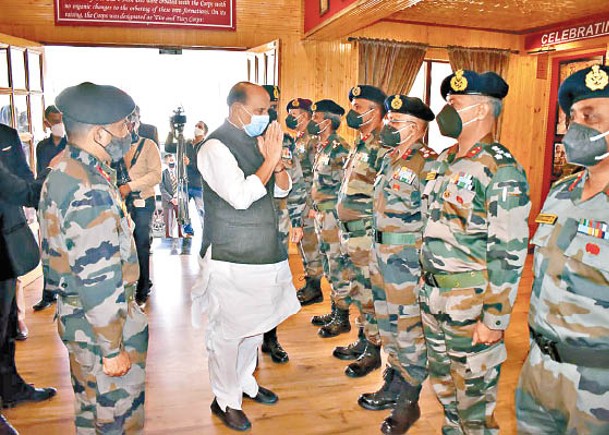 印度國防部長辛格（白衣者）視察拉達克地區的士兵。