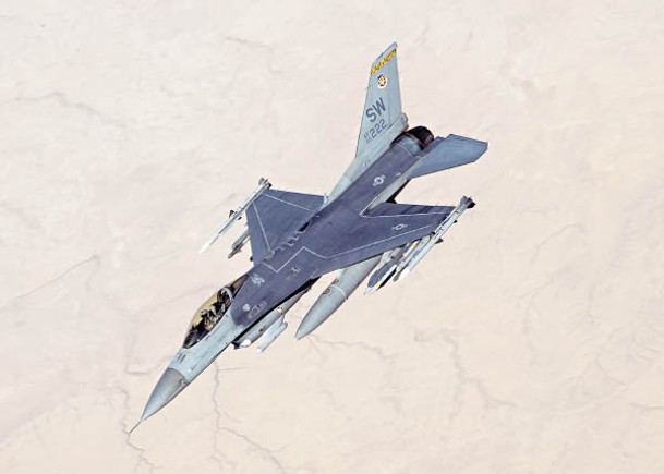 美軍F16CM戰機在空襲中使用精確制導武器。