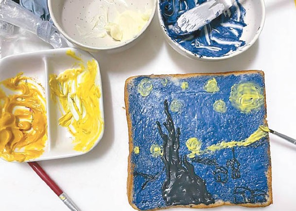 網民以可食用材料在方包上繪出《星夜》。