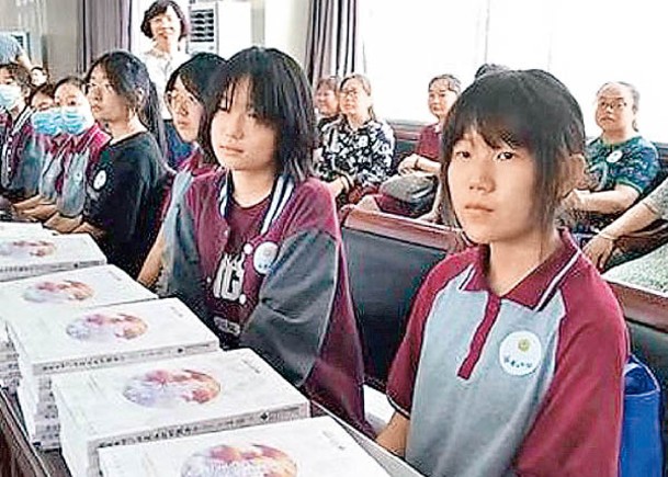 鄭州兩學生  3年繪366幅班主任畫像