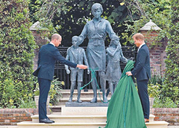 威廉哈利出席戴妃雕像揭幕式