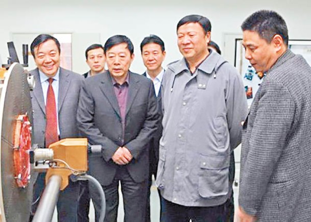 賀林（左一）曾參觀上海造幣有限公司。
