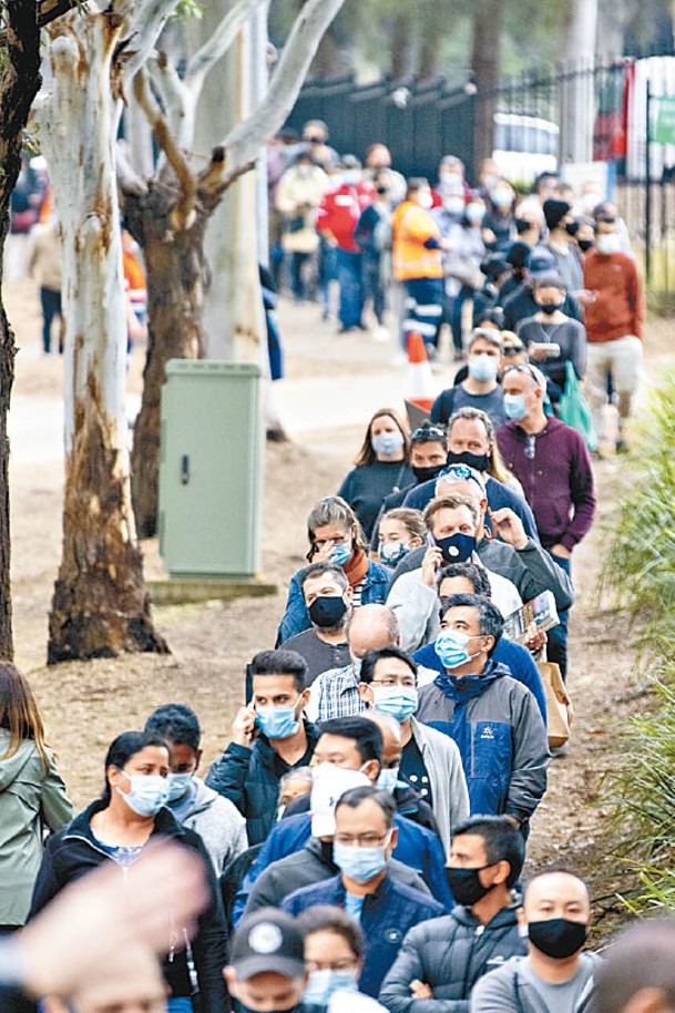 疫情肆虐，悉尼民眾排隊接種疫苗。（Getty Images圖片）