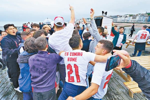 英格蘭球迷在慶祝時沒有戴口罩。（Getty Images圖片）