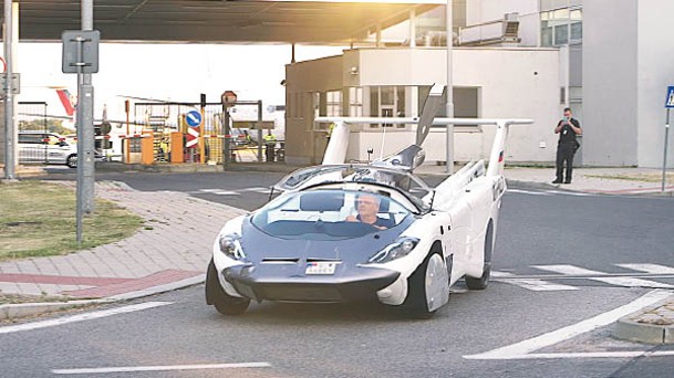 飛天車原型外形如跑車。