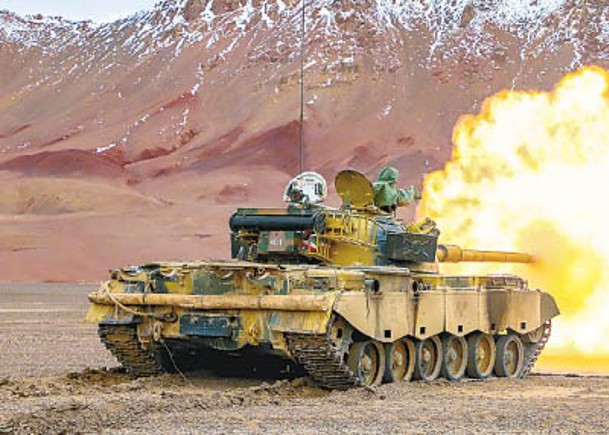 解放軍新疆軍區展開實彈射擊訓練，坦克向目標發炮開火。