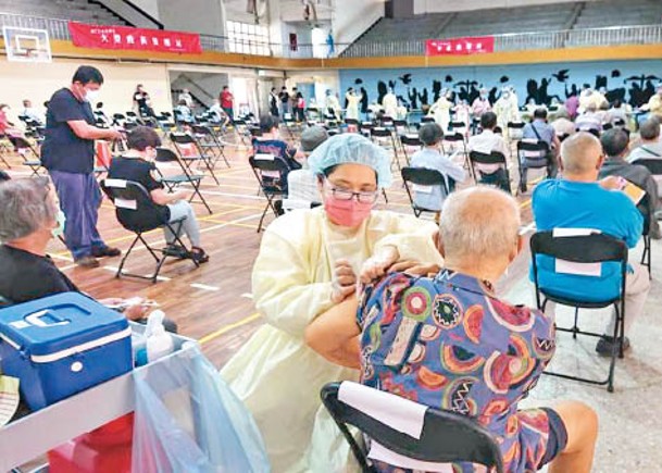 台南市中西區協進國小設站接種莫德納疫苗。（中時電子報圖片）