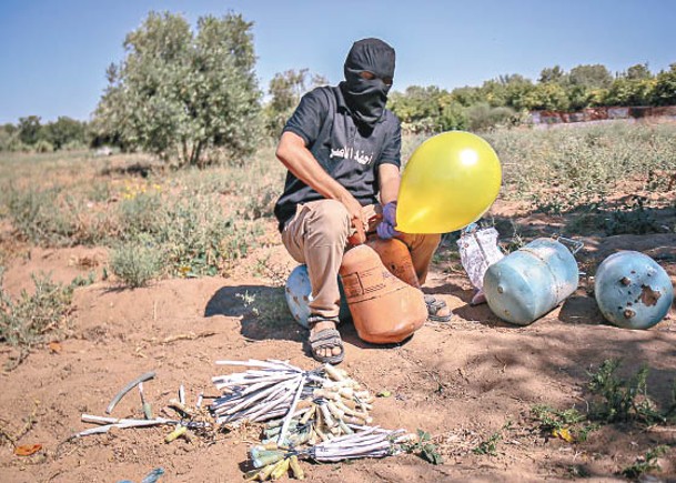 哈馬斯武裝分子以燃燒彈氣球襲擊以色列。（Getty Images圖片）