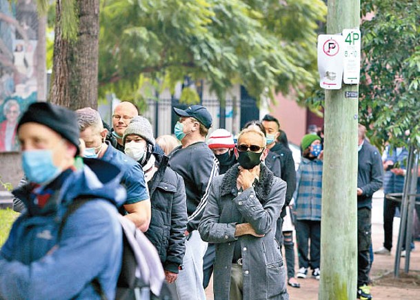 悉尼民眾戴上口罩，等候接種疫苗。（Getty Images圖片）