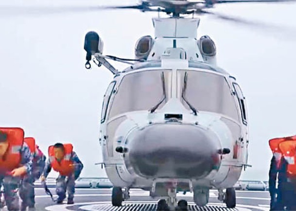 護航編隊展開直升機跨晝夜飛行訓練。