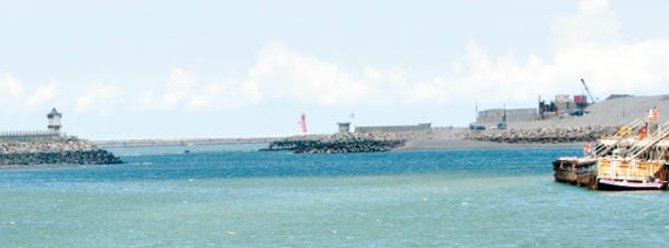 台中海巡隊將被拘大陸漁船及船員帶返台中港（圖）調查。