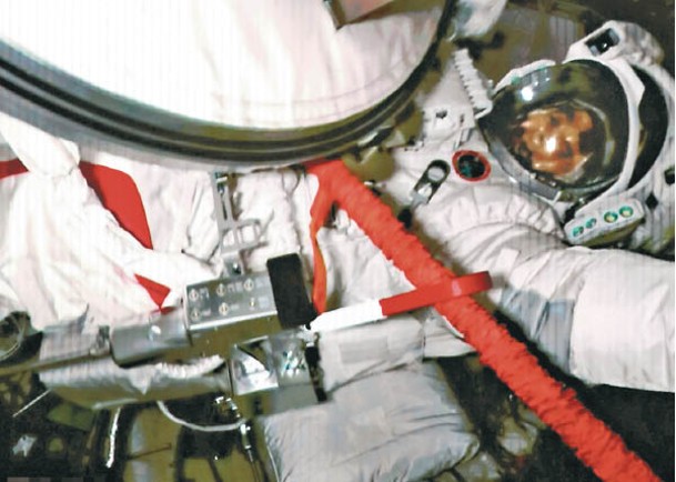 航天員執行首次艙外任務。