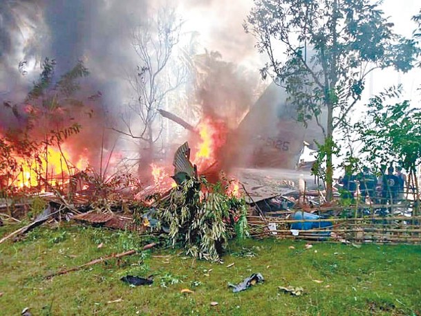運輸機殘骸起火焚燒。