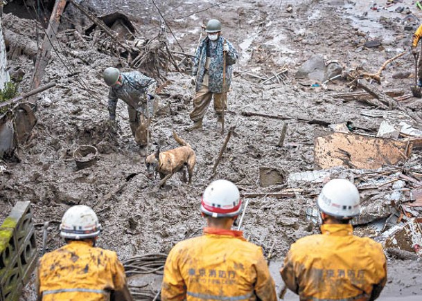 救援人員繼續在災場搜救。（Getty Images圖片）