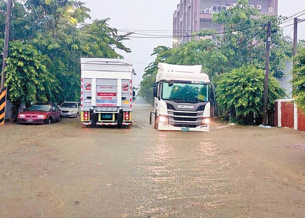 惡劣天氣下，大貨車被迫涉水而行。