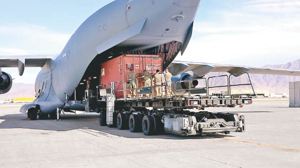 美軍把物資從巴格拉姆空軍基地運走。