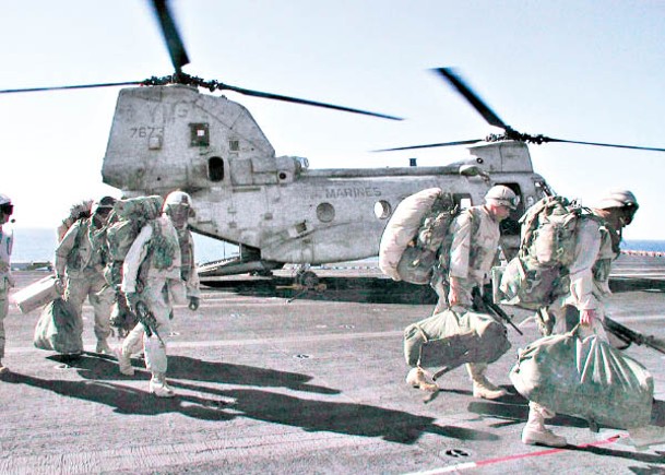 美軍在阿富汗征戰多年後撤走，圖為戰爭初期的美國海軍陸戰隊。（Getty Images圖片）