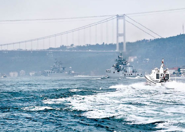 俄羅斯軍艦（左及中）取道土耳其海峽返回黑海。