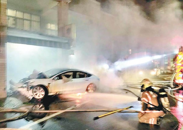 Tesla撞台民宅後起火燃燒  司機昏迷