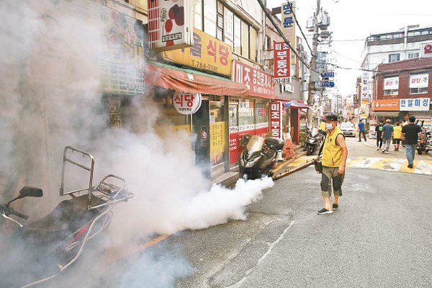 防疫人員在首爾市內消毒。