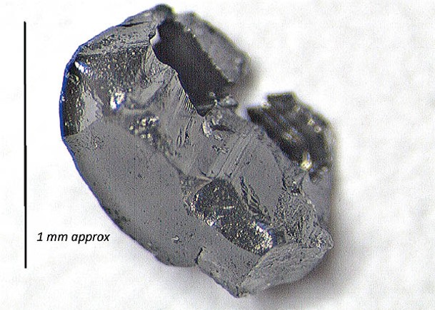 該鑽石在加拿大發現。