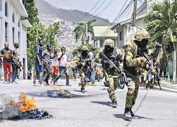 海地民眾在首都太子港示威，軍人出動驅散。（Getty Images圖片）