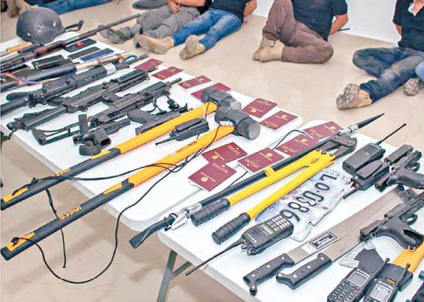 海地警方展示繳獲的武器。