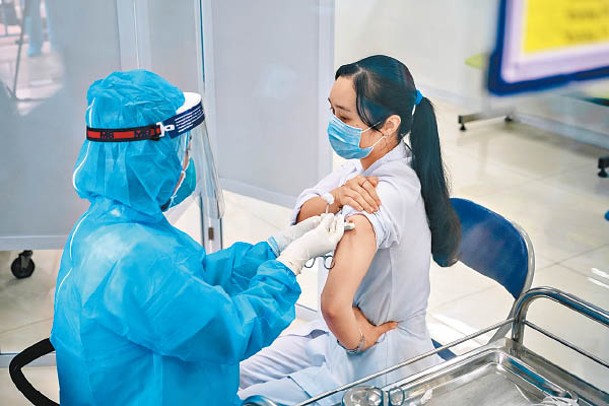 越南醫護人員接種新冠疫苗。<br>（Getty Images圖片）