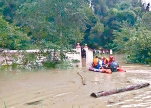 四川：救援人員在巴中市坐橡皮艇救出被困居民。
