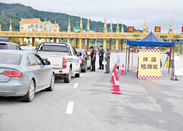 車輛在瑞麗市收費站排隊等待出城。（中新社圖片）